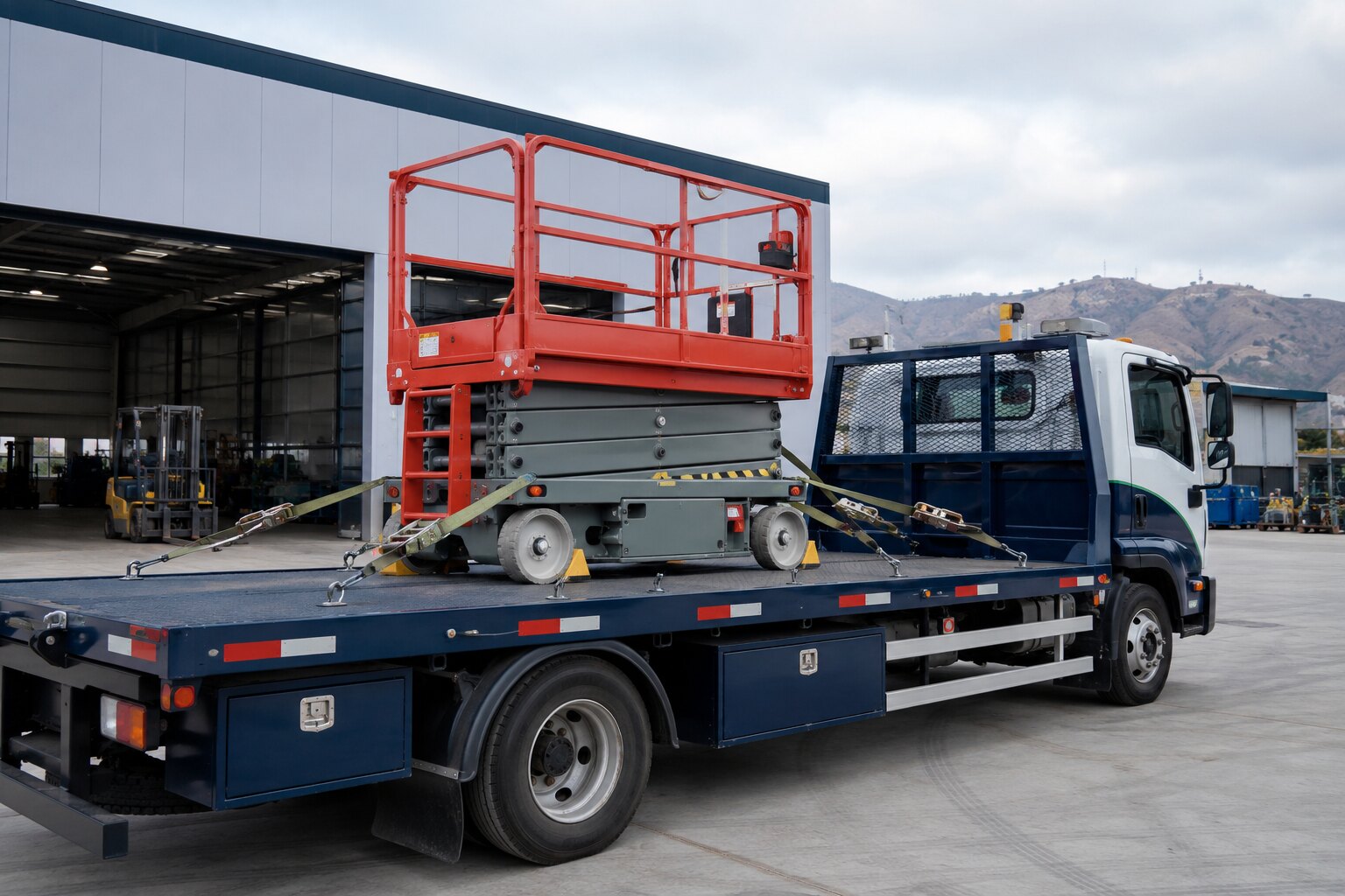 Plataforma alzahombre asegurada sobre un camión para su transporte